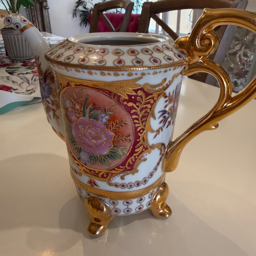 Elegant Pink Floral Porcelain Vase with Gold Accents - Picture 6 of 6